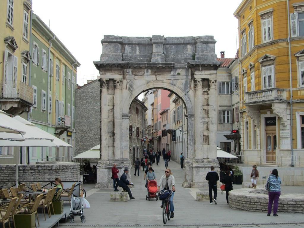 Gorgeous Apartment In Pula With House Sea View Ruang foto