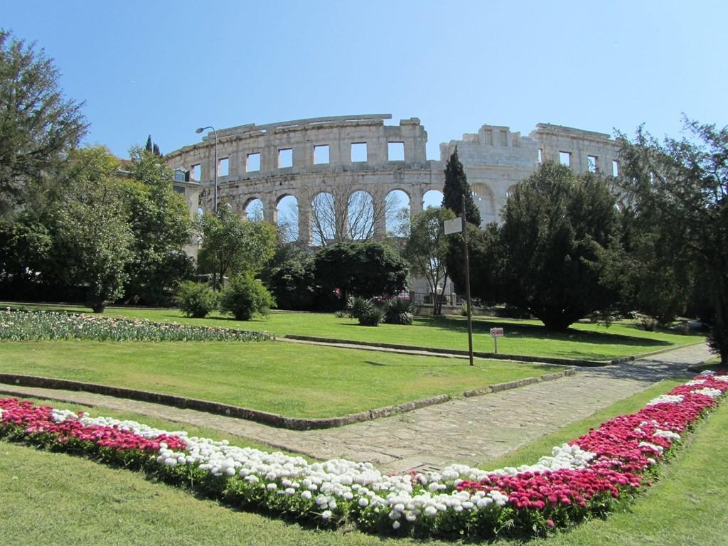 Gorgeous Apartment In Pula With House Sea View Ruang foto