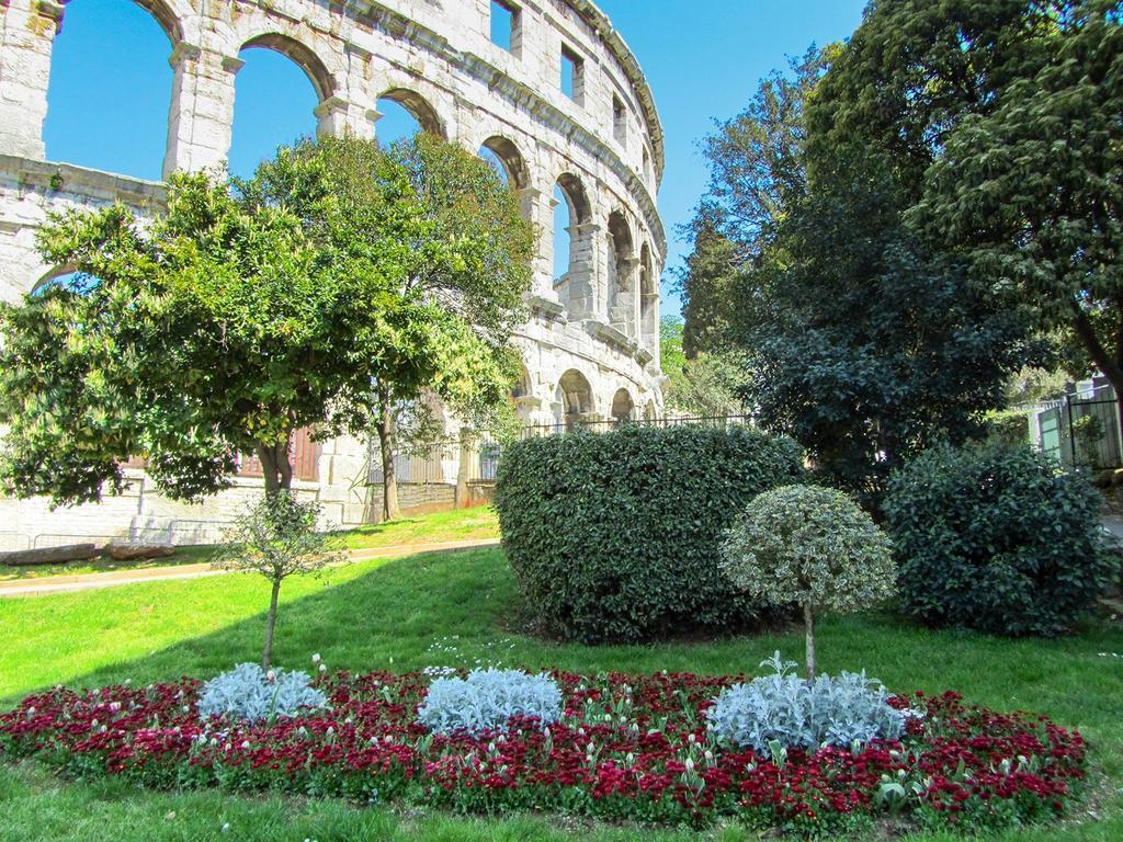 Gorgeous Apartment In Pula With House Sea View Bagian luar foto